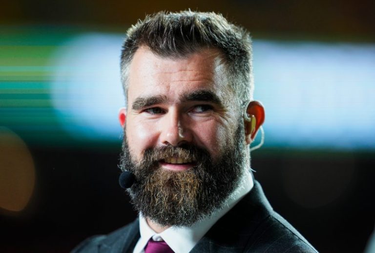 Jason Kelce performs new Christmas song with indie rock band before TNF