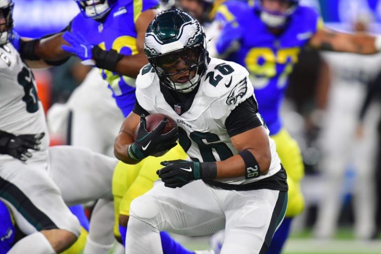 Saquon Barkley stays on record pace with career-high in rushing yards